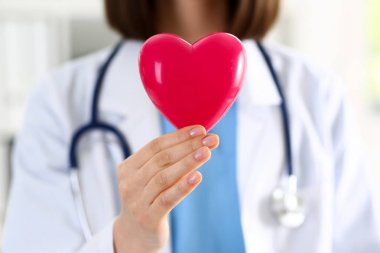 Kırmızı kalp holding kadın tıp doktor eller