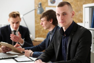 Yakışıklı gülümseyen iş adamı takım elbise portre işyerinde