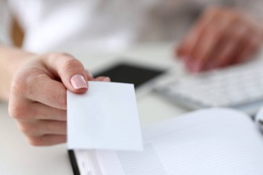 Takım elbiseli kadın yardım et boş arama kartı ziyaretçi closeup için