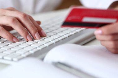 Eller kredi kartları tutun