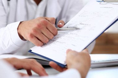 Erkek doktor elini tut gümüş kalem ve gösteren paneli