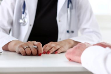 Kadın doktor elini tut gümüş kalem