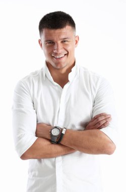 Beyaz zemin üzerinde bir tişörtlü yakışıklı adam. Çekici görünüyor 