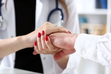 Kolay kadın doktor ofisinde erkek hasta elini tut