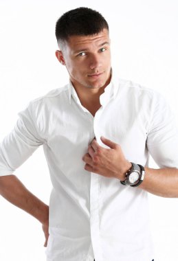 Bir gömlek beyaz bir arka plan üzerinde genç başarılı iş adamı