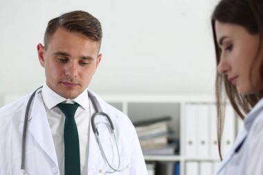 Tıp doktor toplantısında konuşan grup