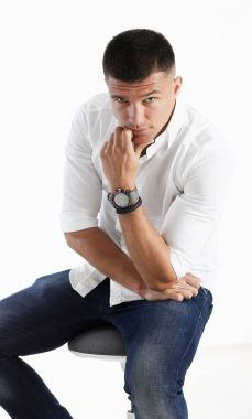 Bir adam elini çenesine için beyaz bir arka planda tutar. Öncesi