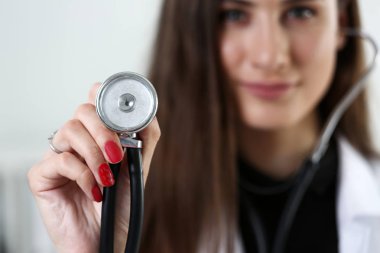 Stetoskop baş closeup tutan kadın tıp doktor el