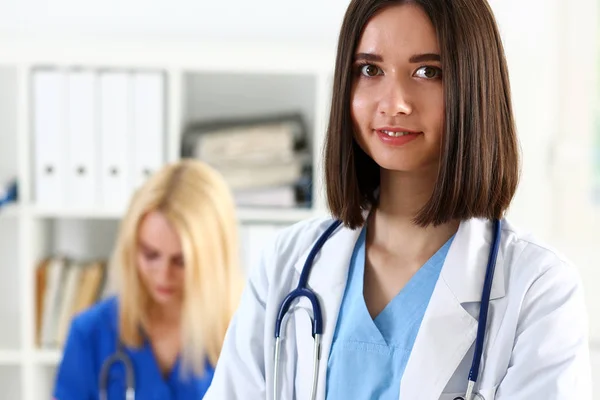 Schön lächelnde Ärztin steht im Büro Porträt — Stockfoto