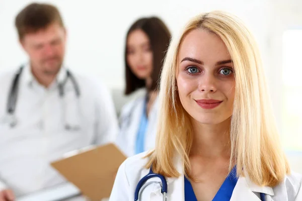 Hermosa mujer sonriente médico de pie en el retrato de oficina —  Fotos de Stock