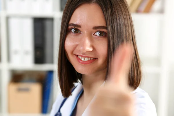 Leende kvinna läkare visar Ok logga med tumme — Stockfoto