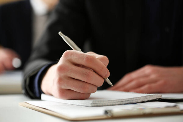 Мужская рука с серебряной ручкой
