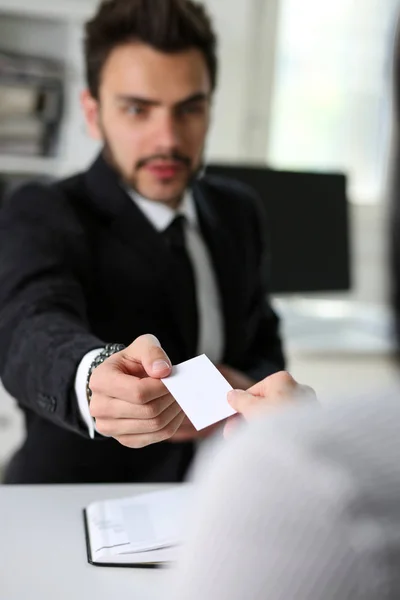 Mannenhand in pak geven leeg telefoonkaart — Stockfoto