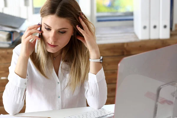 Mooie blonde doordachte zakenvrouw praten cellphone — Stockfoto