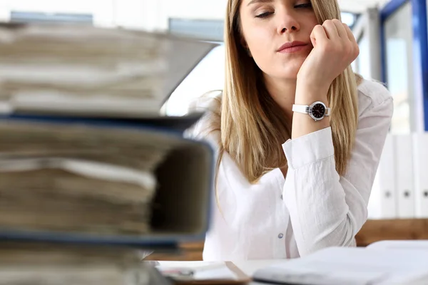 Veel werk wacht-moe en uitgeput vrouw — Stockfoto