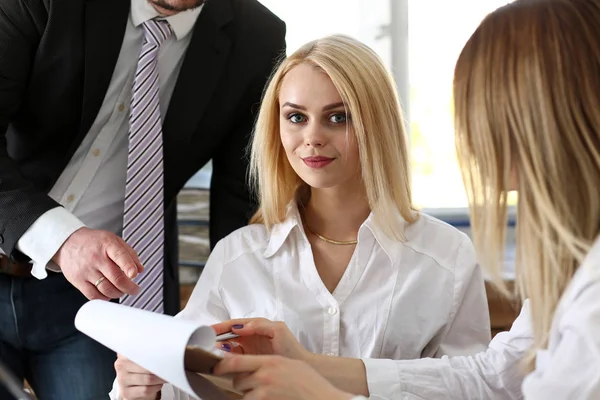 Hermoso retrato sonriente de mujer de negocios en el lugar de trabajo — Foto de Stock