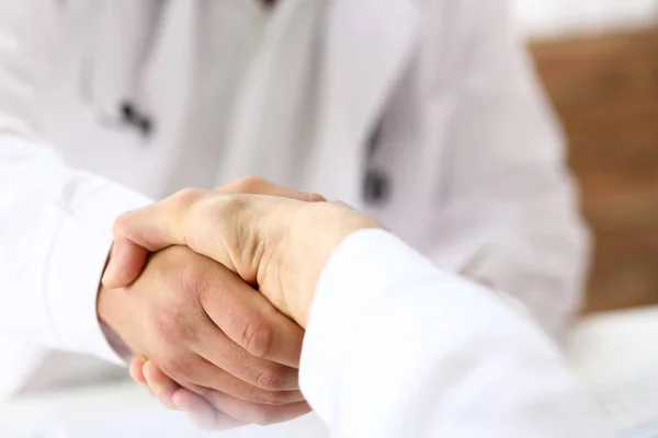 Orvos rázza kezét hello beteg hivatalban — Stock Fotó