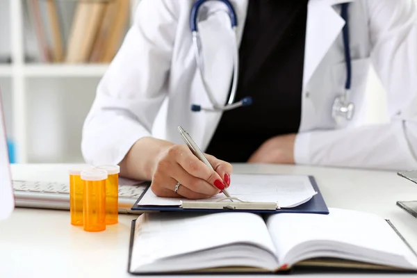 Mujer médico de la mano mantenga pluma de plata —  Fotos de Stock