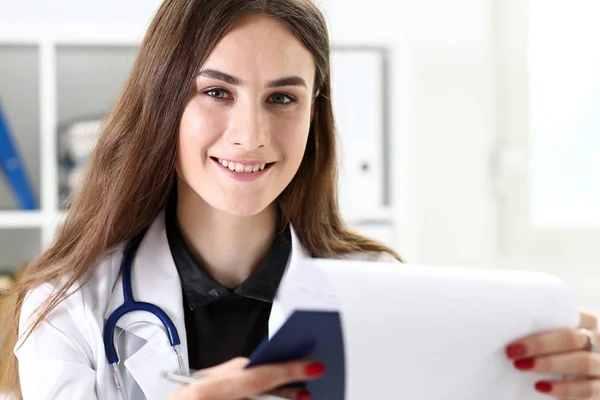 Beautiful smiling female doctor hold clipboard pad — Stock Photo, Image