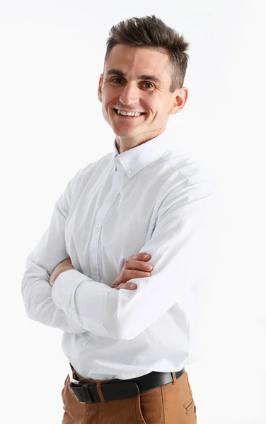 Komean hymyn muotokuva nuori mies valkoisessa paidassa — kuvapankkivalokuva