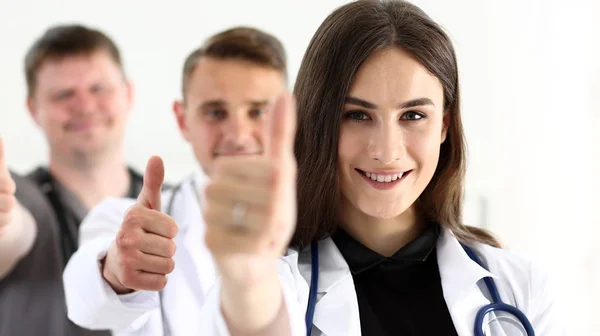 Grupo de médicos muestran OK o signo de aprobación con el pulgar hacia arriba —  Fotos de Stock