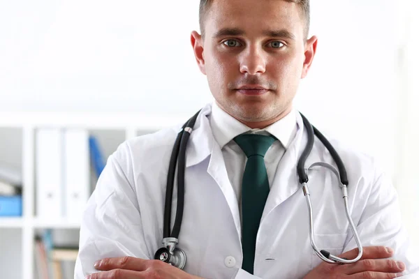 Mężczyzna medycyna lekarz ręce skrzyżowane na jego klatce piersiowej — Zdjęcie stockowe