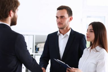 Yardımcısı Arap işadamı yatırımcı ile bir toplantı düzenledi