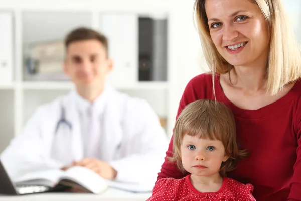 Litet barn med mor barnläkare receptionen — Stockfoto