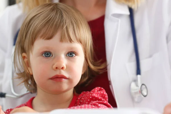 Маленький ребенок на приеме у педиатра — стоковое фото