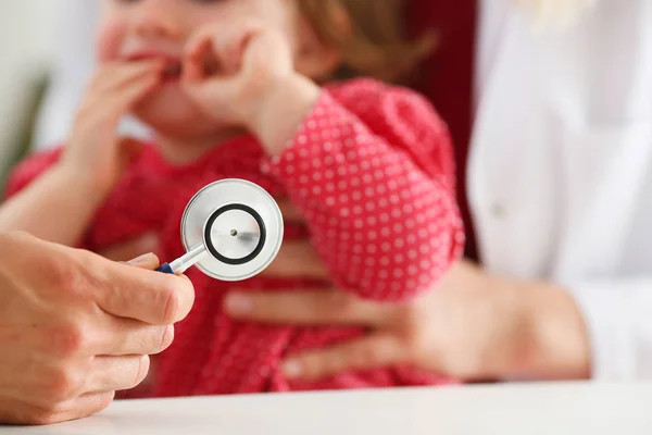 Piccolo bambino spaventato alla reception del medico — Foto Stock