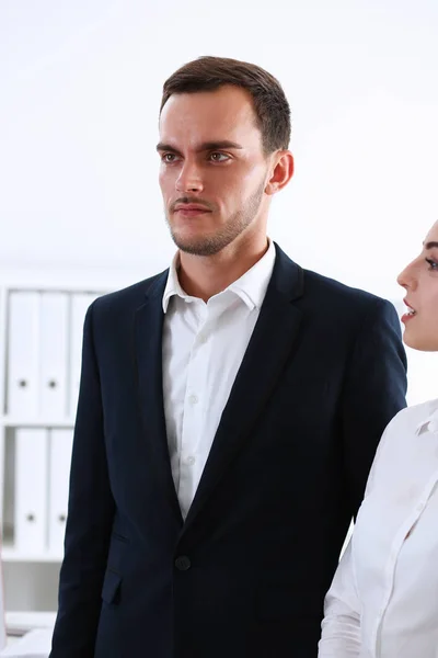 Retrato de un hombre de negocios y mujer de negocios en la oficina — Foto de Stock