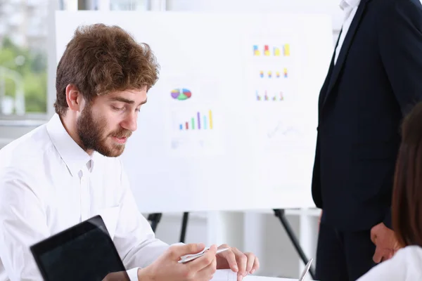 Formare il dipendente con l'aiuto di docenti assunti da terzi per aiutare a risolvere problemi e responsabilità — Foto Stock