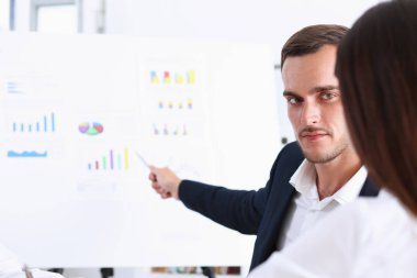 Üçüncü taraf yardımı ile çalışan eğitim öğretim sorunları ve sorumlulukları çözmeye yardımcı olmak için işe