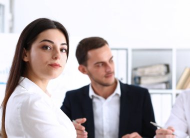 Üçüncü taraf yardımı ile çalışan eğitim öğretim sorunları ve sorumlulukları çözmeye yardımcı olmak için işe