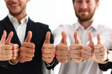 Bir grup insan başparmak Tamam'ı veya onay işaretiyle gösterilen