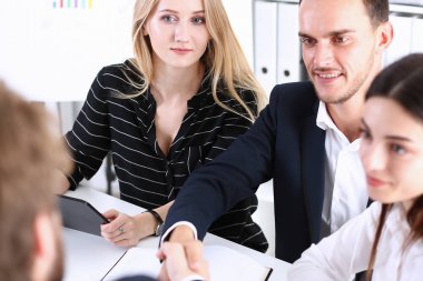 Grup iş halklar olarak ofis portre Merhaba el sallamak