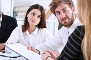 Takım çalışması iş yerinde sorunlar anlatılmaktadır