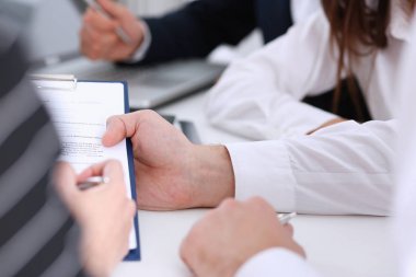 Bir grup insan kasıtlı üzerinde pano ile sorun