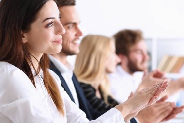 Seminerde bir grup öğretim üyesi el avuç alkışladı