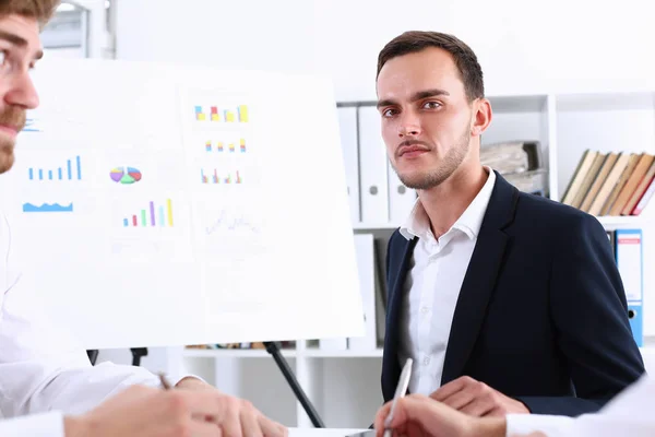 Training the employee with the help of third-party hired lecturers to help solve problems and responsibilities — Stock Photo, Image