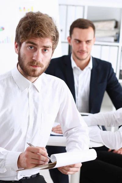 Formare il dipendente con l'aiuto di docenti assunti da terzi per aiutare a risolvere problemi e responsabilità — Foto Stock