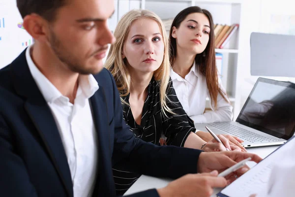 Grupo de personas deliberan sobre el problema — Foto de Stock