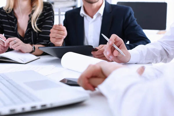 Grupo de pessoas deliberar sobre o problema — Fotografia de Stock