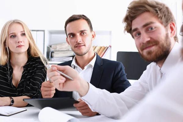 Yakışıklı gülümseyen iş adamı takım elbise portre işyerinde