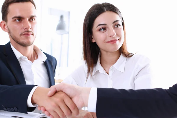 Gente d'affari di gruppo stringere la mano come ciao in primo piano ufficio — Foto Stock