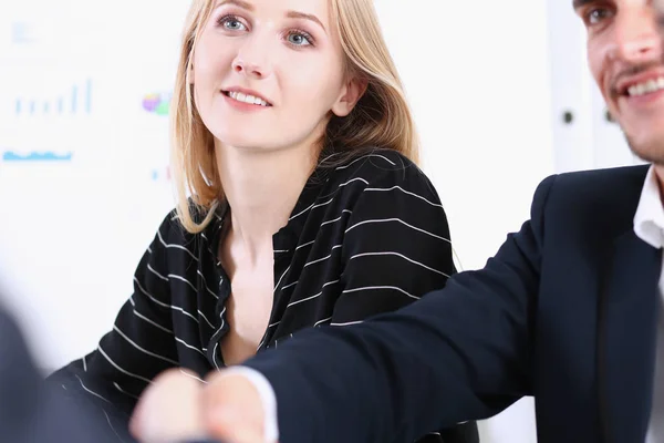 La gente de negocios del grupo da la mano como hola en primer plano de la oficina — Foto de Stock