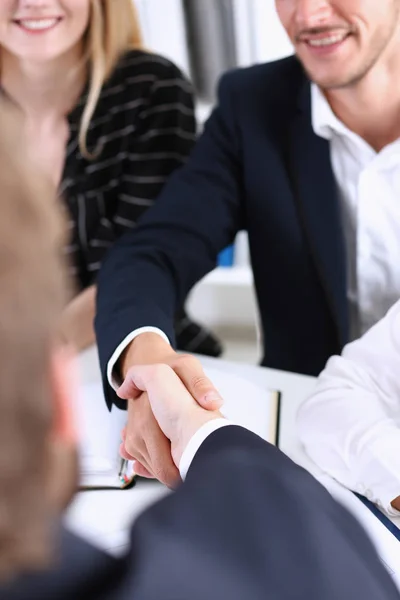 Gente d'affari di gruppo stringere la mano come ciao in primo piano ufficio — Foto Stock