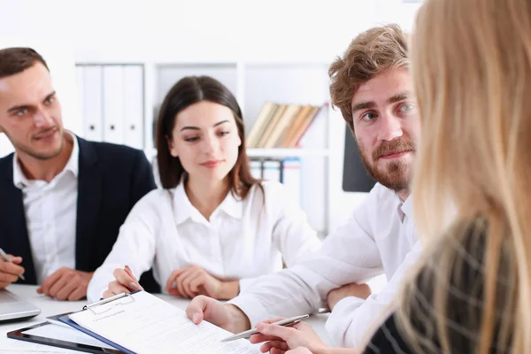 Teamwork discusses problems in the workplace — Stock Photo, Image