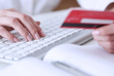 Eller kredi kartları tutun