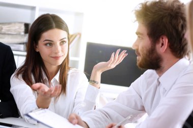 Bir grup insan oturup Office sorun üzerinde kasıtlı